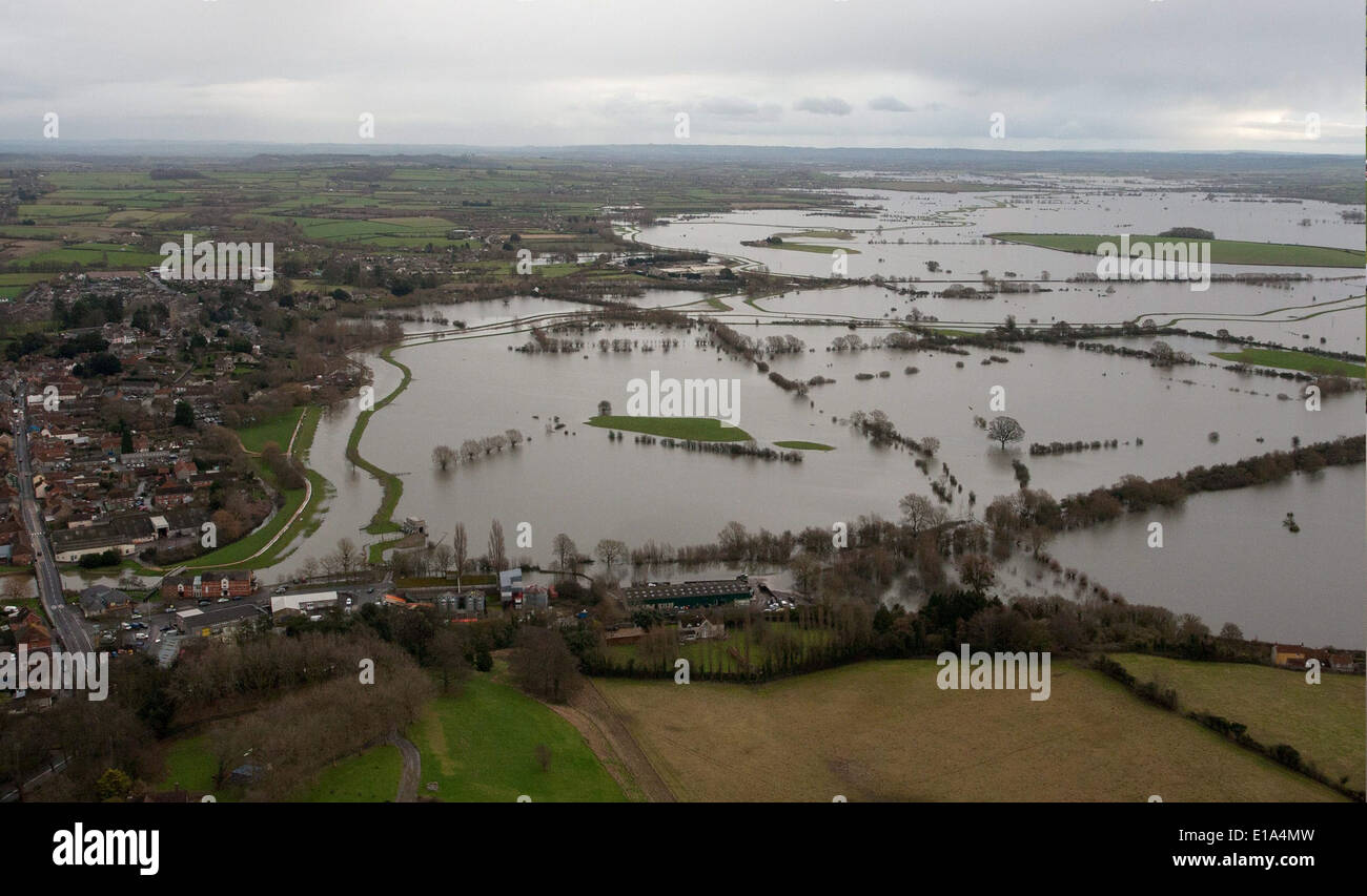 Fotografia aerea del sono circa Huish Episcopi, Somerset, circondato da acqua di inondazione. Foto Stock