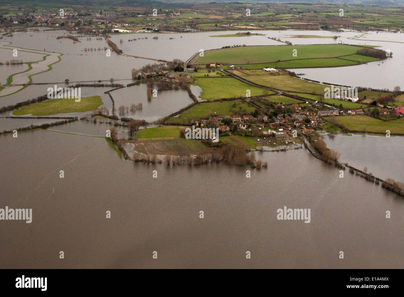 Fotografia aerea del villaggio di Muchelney, Somerset, e le aree circostanti circondato da acqua di inondazione. Foto Stock