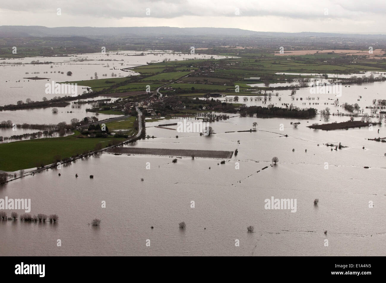 Fotografia aerea del villaggio di Thorney, Somerset, circondato da acqua di inondazione. Foto Stock