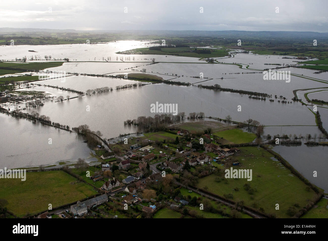 Fotografia aerea del villaggio di Thorney, Somerset, circondato da acqua di inondazione. Foto Stock