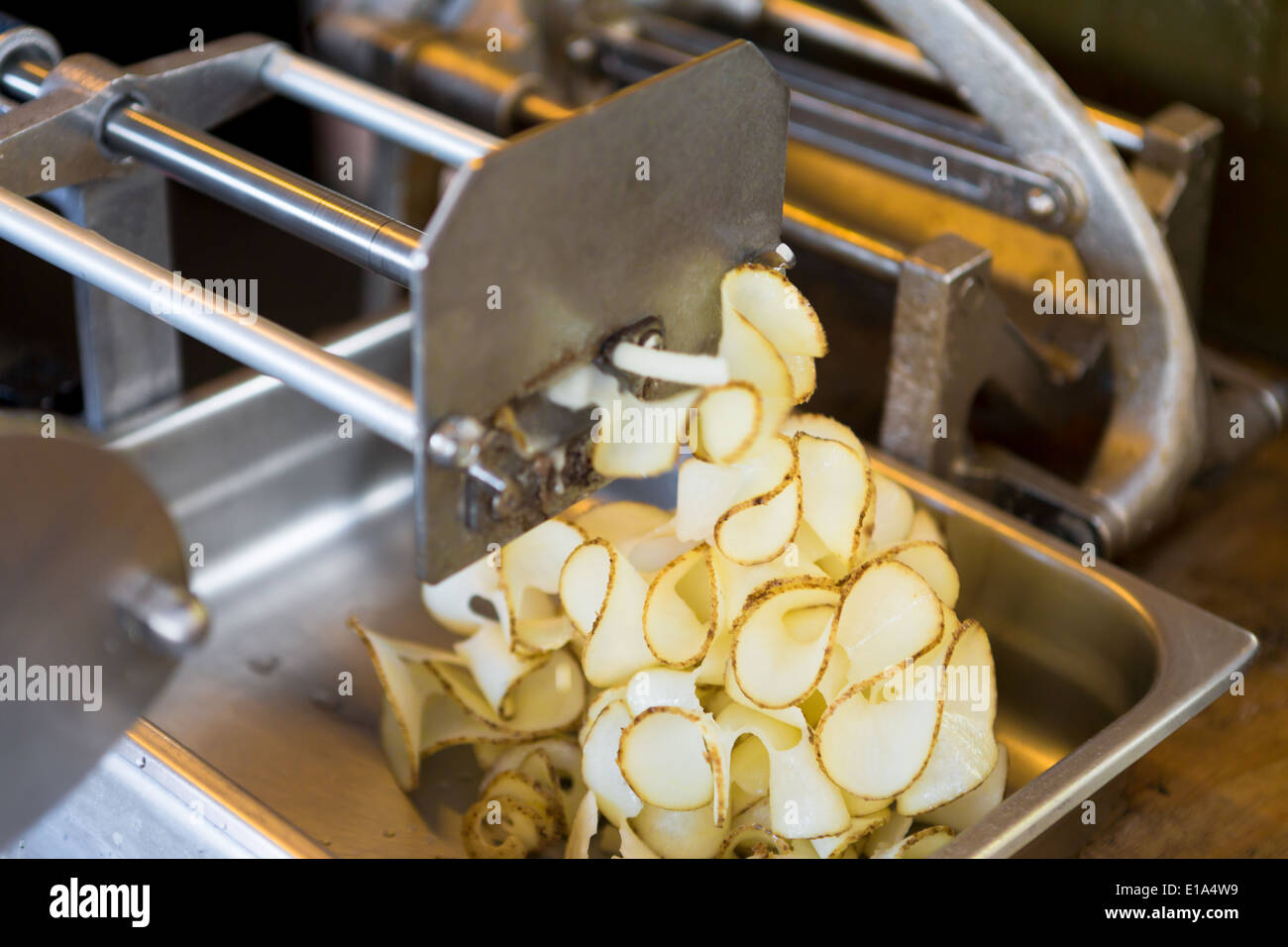Curly, nastro patatine fritte di patate macchina in azione patate  prepearing per friggitrice Foto stock - Alamy
