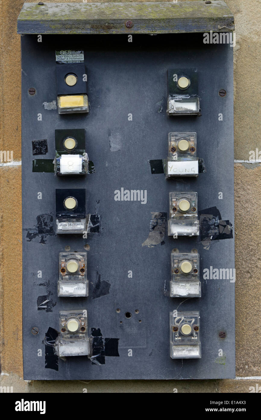 Il campanello di buzzer su una vecchia porta ingresso sistema, REGNO UNITO Foto Stock