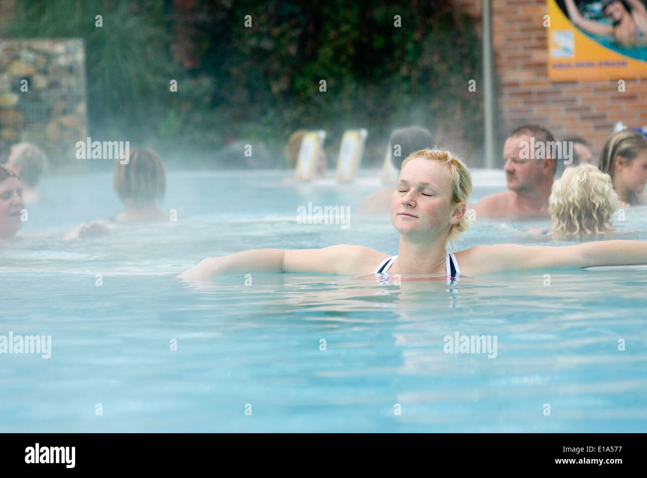 Signor donna relax nel bagno caldo Foto Stock