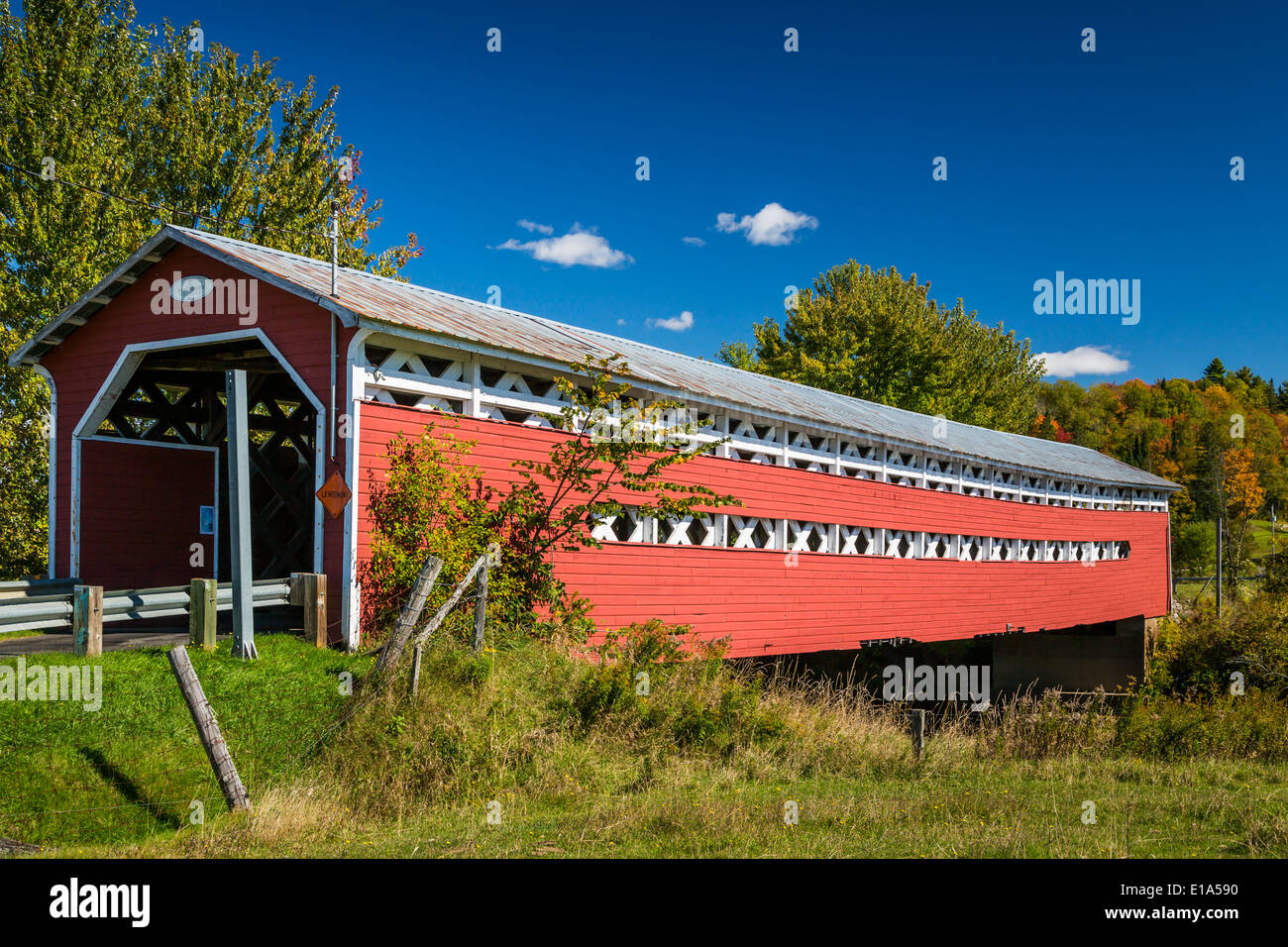Il Prud'homme ponte coperto sopra la Rivière du diable Vicino Brebeuf, Quebec, Canada. Foto Stock