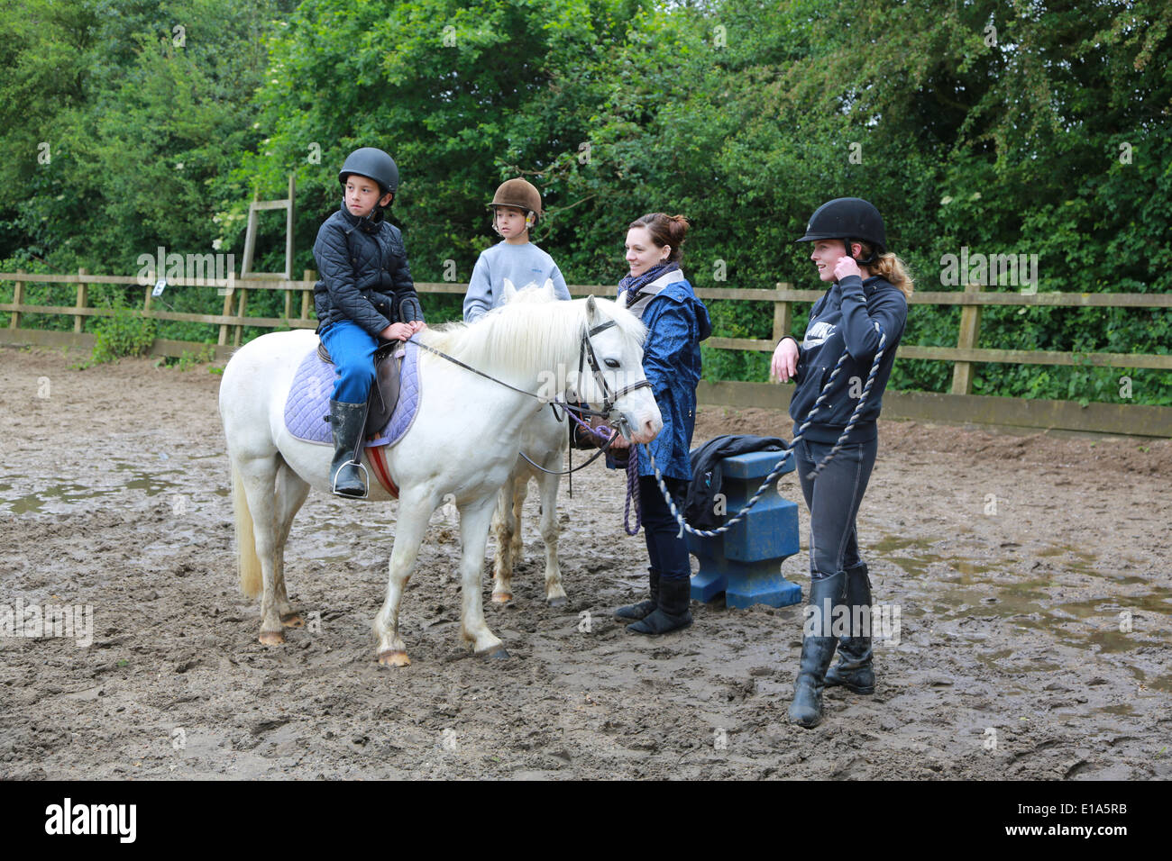 Bambini equitazione Foto Stock