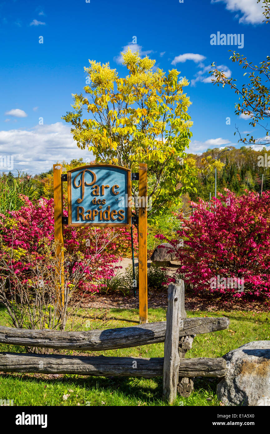 Una cascata di cartello del Parco con la caduta delle foglie colore vicino Arundel, Quebec, Canada. Foto Stock