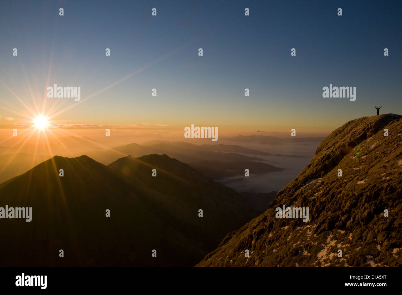 Signor Sunrise sulla montagna Eisenerzer Reichenstein, Eisenerz, Stiria, Austria Foto Stock