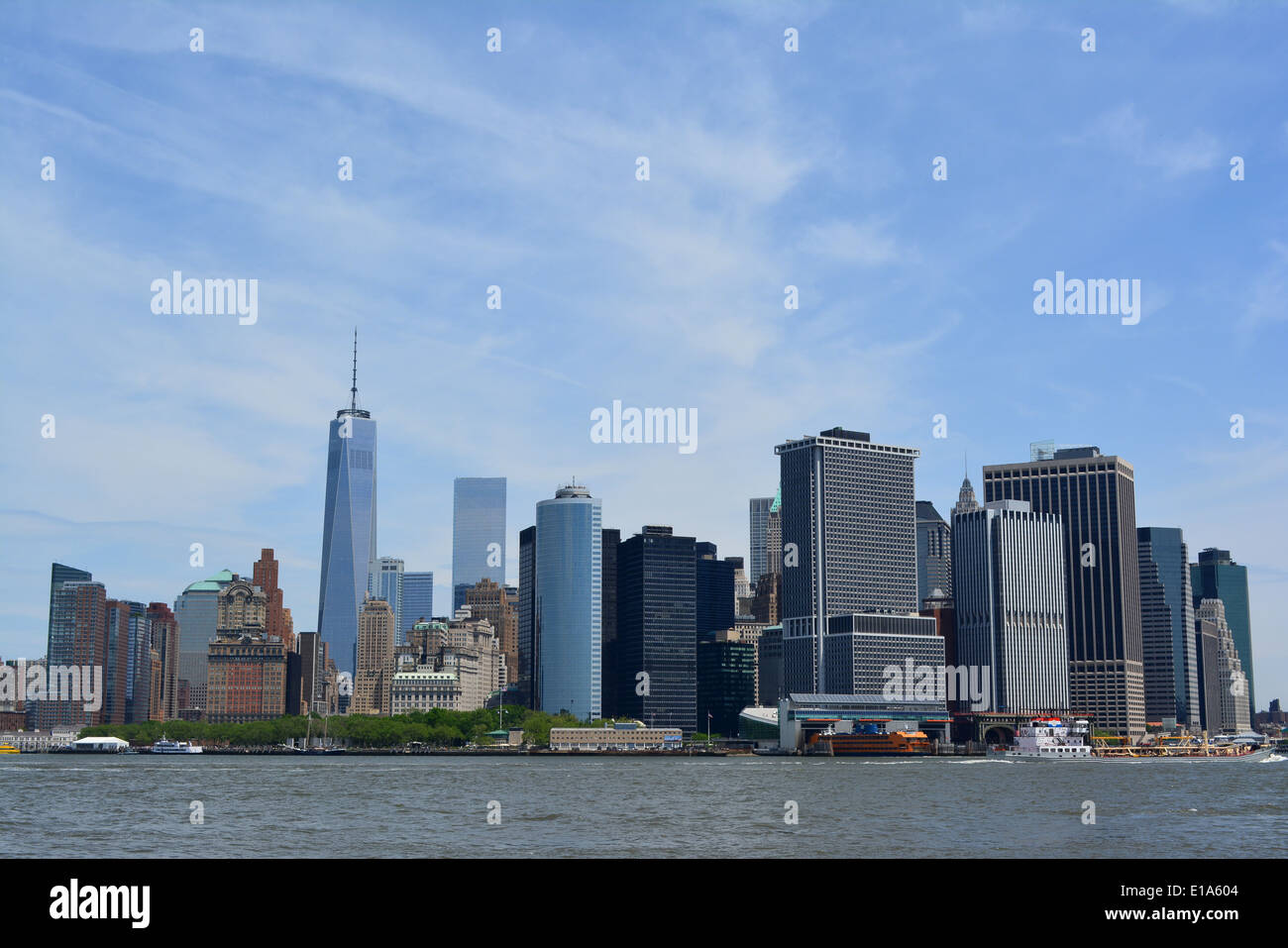 La parte inferiore di Manhattan come si vede dai governatori isola nel porto di New York. Foto Stock