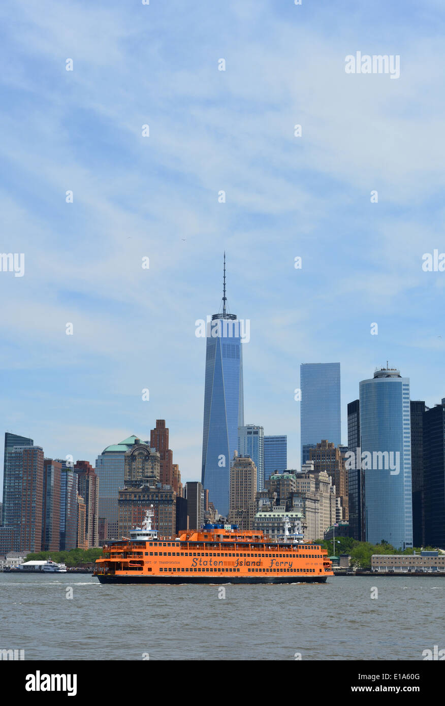 La Staten Island Ferry nel porto di New York con la parte inferiore della skyline di Manhattan in background. Foto Stock