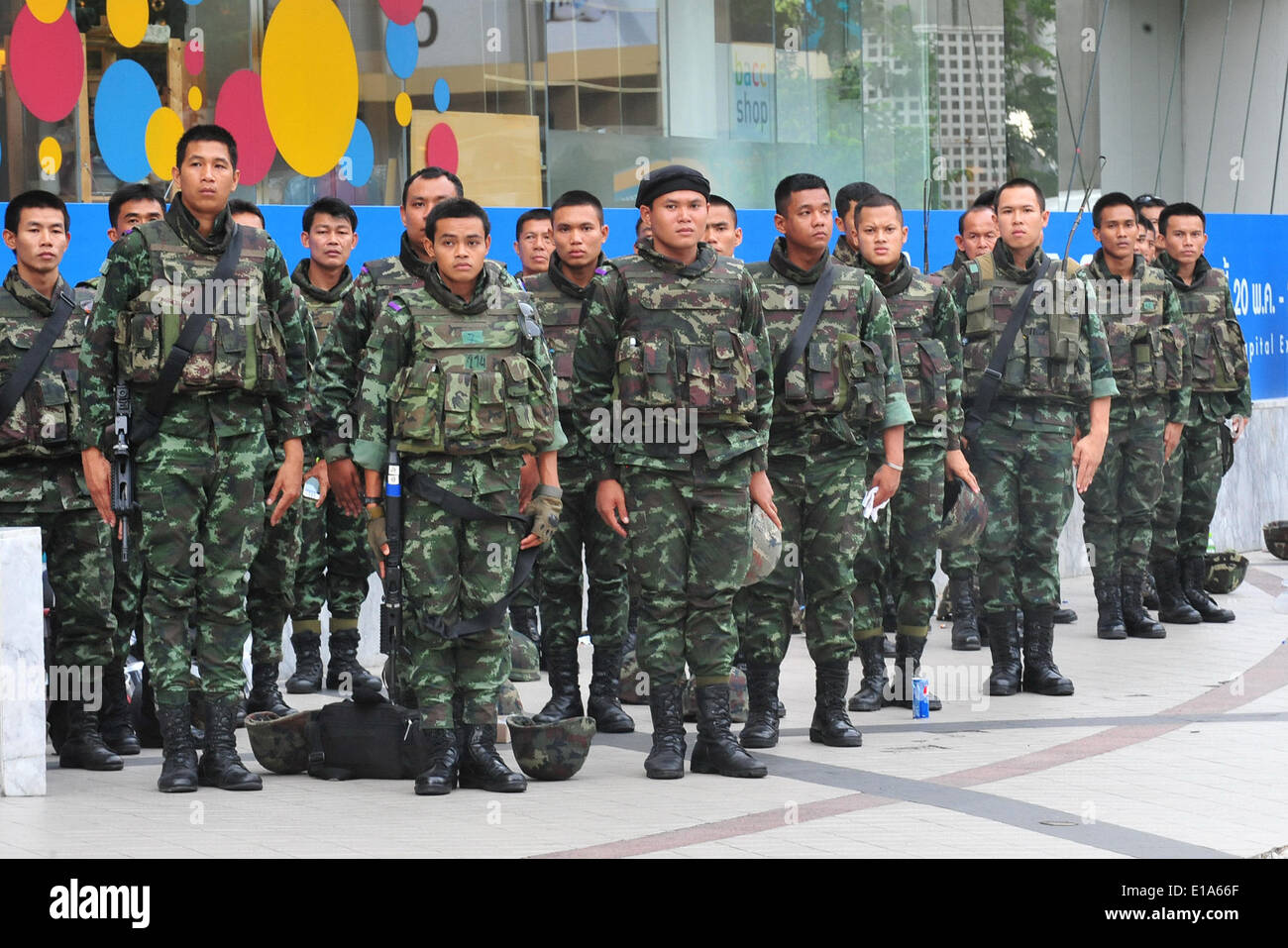 (140528) -- Bangkok, 28 maggio 2014 (Xinhua) -- soldati tailandesi di riposo a attenzione al di fuori della tecnica del Centro della Cultura a Bangkok, Thailandia, 28 maggio 2014. Thailandia del colpo di stato è stato negativo di credito per la Thailandia del settore turistico per motivi compresi avvisi di viaggio contro la Tailandia, il coprifuoco a livello nazionale come pure accorciato le ore di funzionamento di magazzini e mezzi di trasporto pubblico. (Xinhua/Rachen Sageamsak) (zjy) Foto Stock