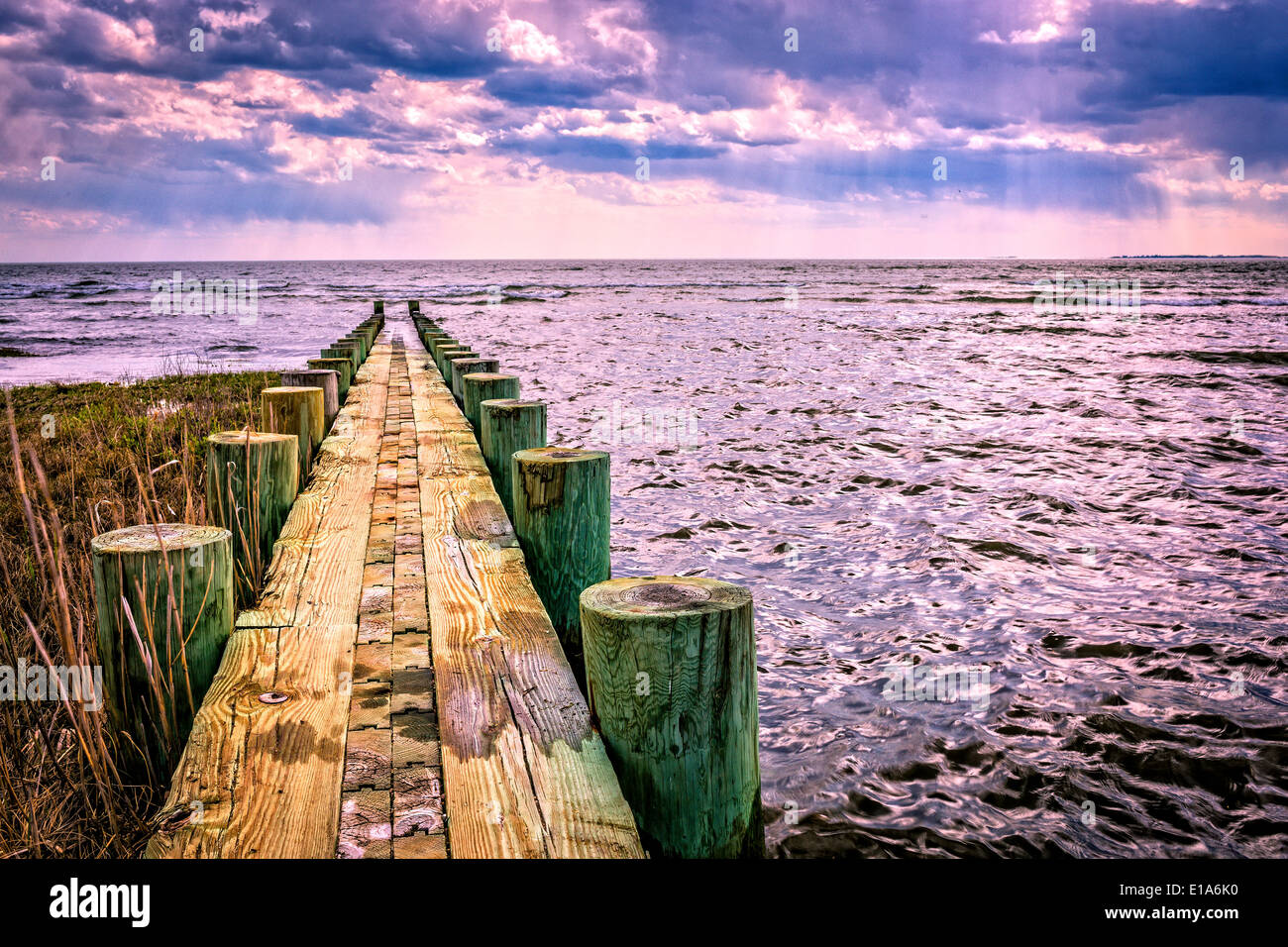 Un bellissimo cielo visto da un pontile sulla spiaggia. Old Saybrook, Connecticut Foto Stock