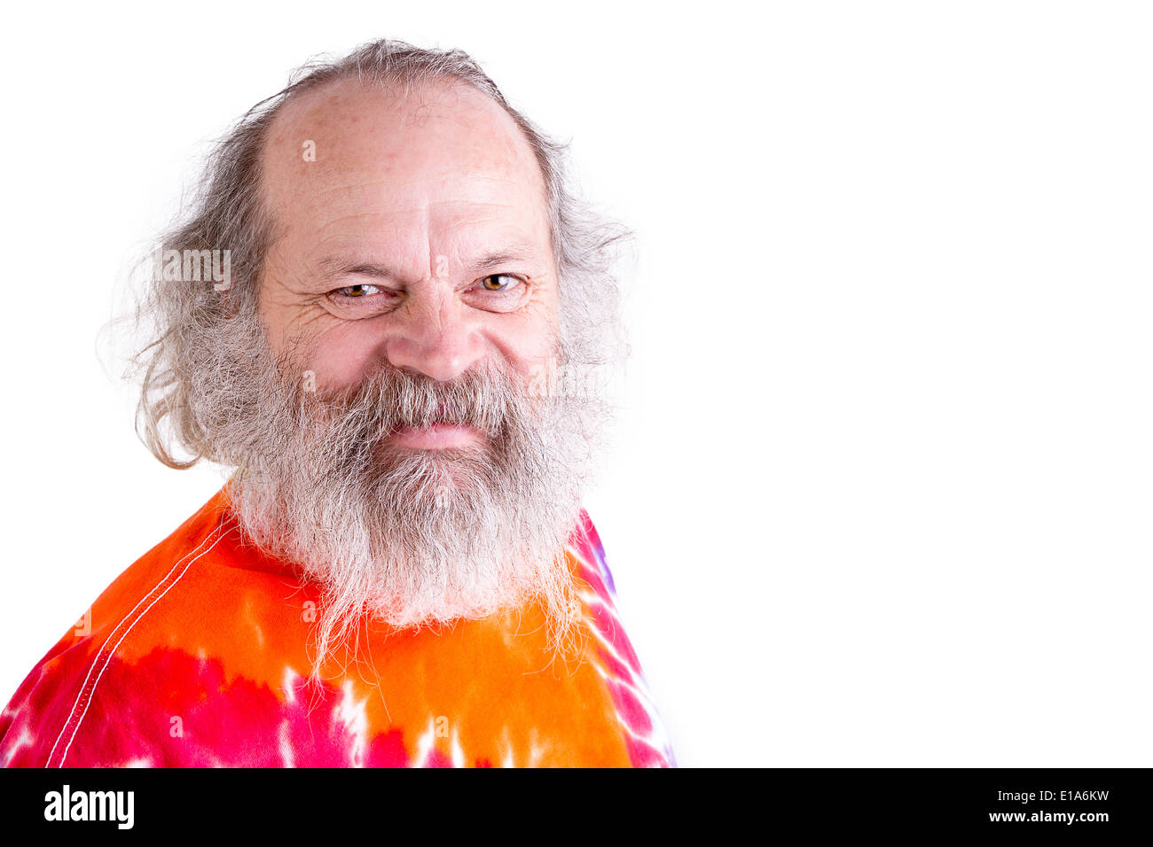 Baby Boomer generazione maschio senior sorridente a voi con i suoi capelli grigi e la barba lunga Foto Stock