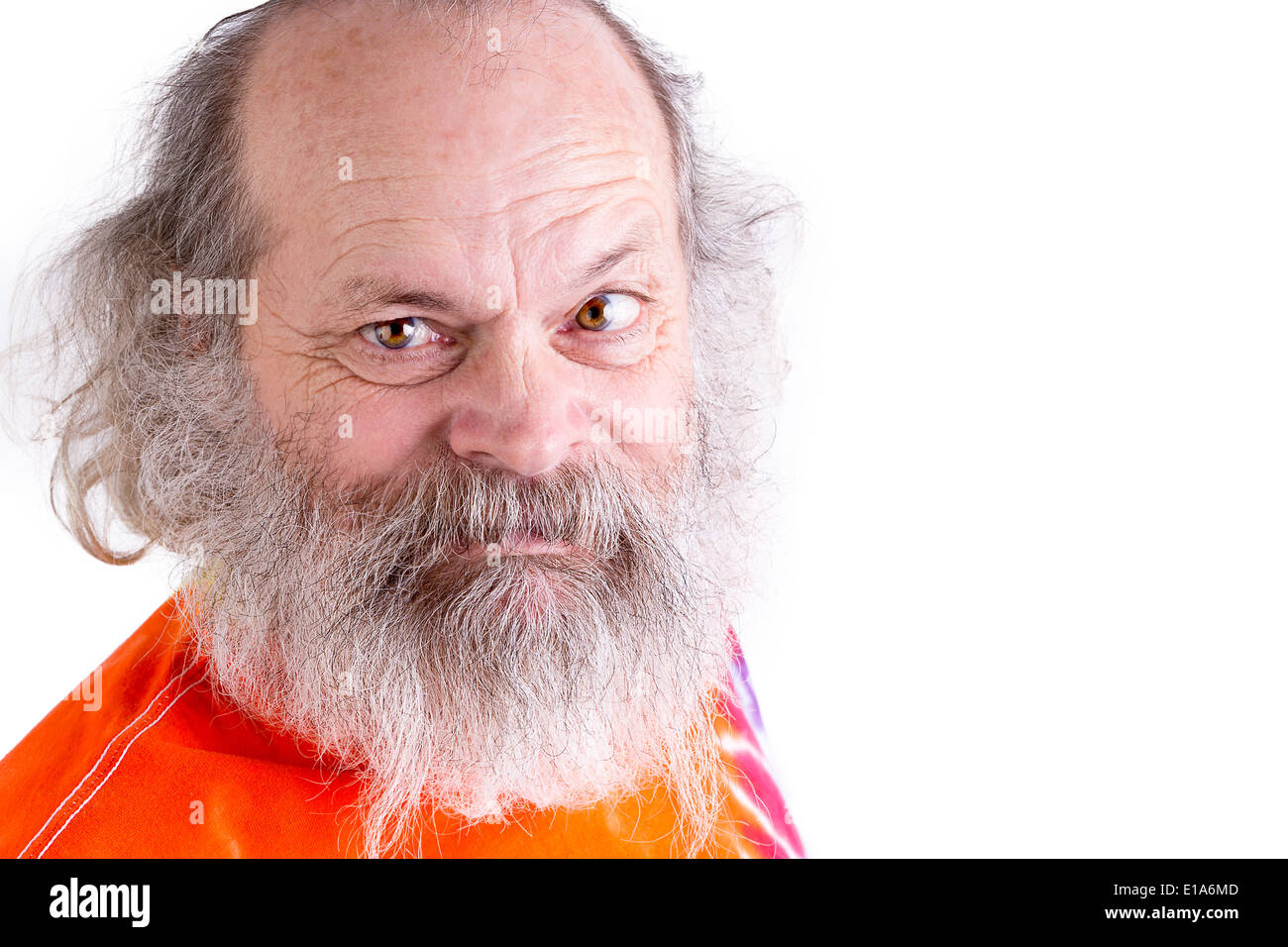 Baby Boomer generazione maschio senior sorridente a voi con i suoi capelli grigi e la barba lunga Foto Stock