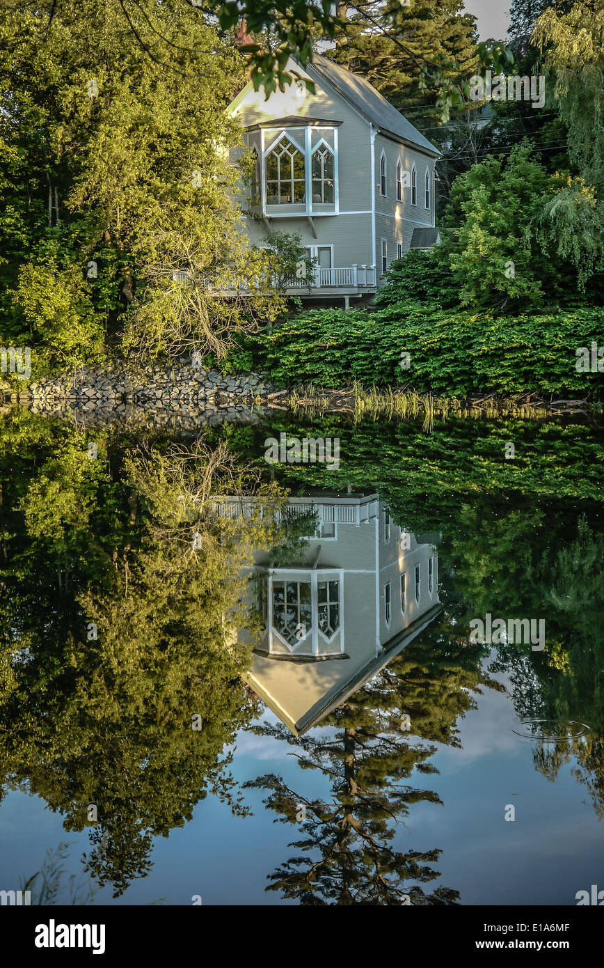 I riflessi di una chiesa nel Vermont nel fiume Foto Stock