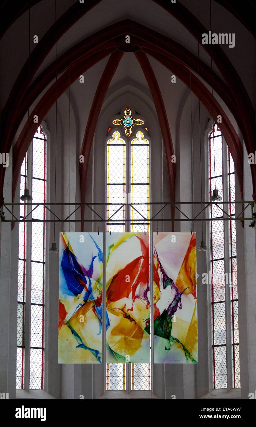 Naumburg, Germania. 28 Maggio, 2014. Una pittura del vetro intitolata 'Naumburger Triptychon' (2013) dall'artista Kim En Joong è sul display a Naumburg Cattedrale di Naumburg, Germania, 28 maggio 2014. La mostra 'Glanzlichter. Meisterwerke zeitgenössischer Glasmalerei' (lit. capolavori di vetro contemporanea pittura) presso la Cattedrale di Naumburg sarà aperta al pubblico dal 01 giugno fino al 02 novembre 2014. Più di cinquanta originali sono in mostra presso la mostra speciale che viene integrato nell'arredamento storico della cattedrale. Foto: PETER ENDIG/dpa/Alamy Live News Foto Stock