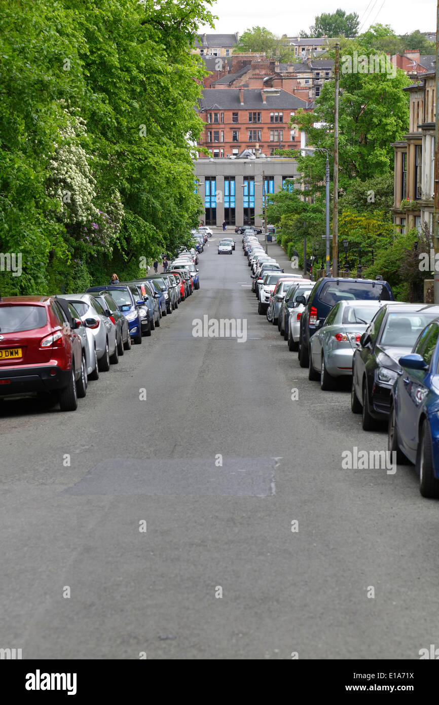 Glasgow West End, vista lungo Huntley Gardens occupato con auto parcheggiate verso Byres Road, Scozia, Regno Unito Foto Stock