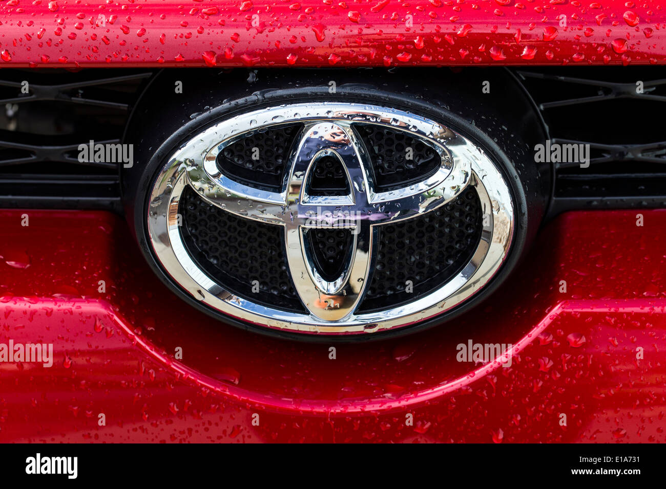 Perle di pioggia le goccioline di acqua sulla red Toyota 4Runner carrello e il logo Foto Stock