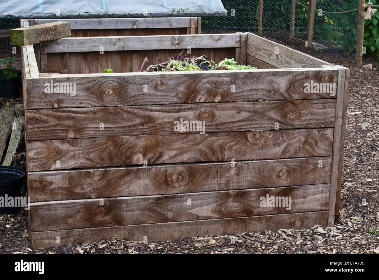 Un compost di legno bin Foto Stock