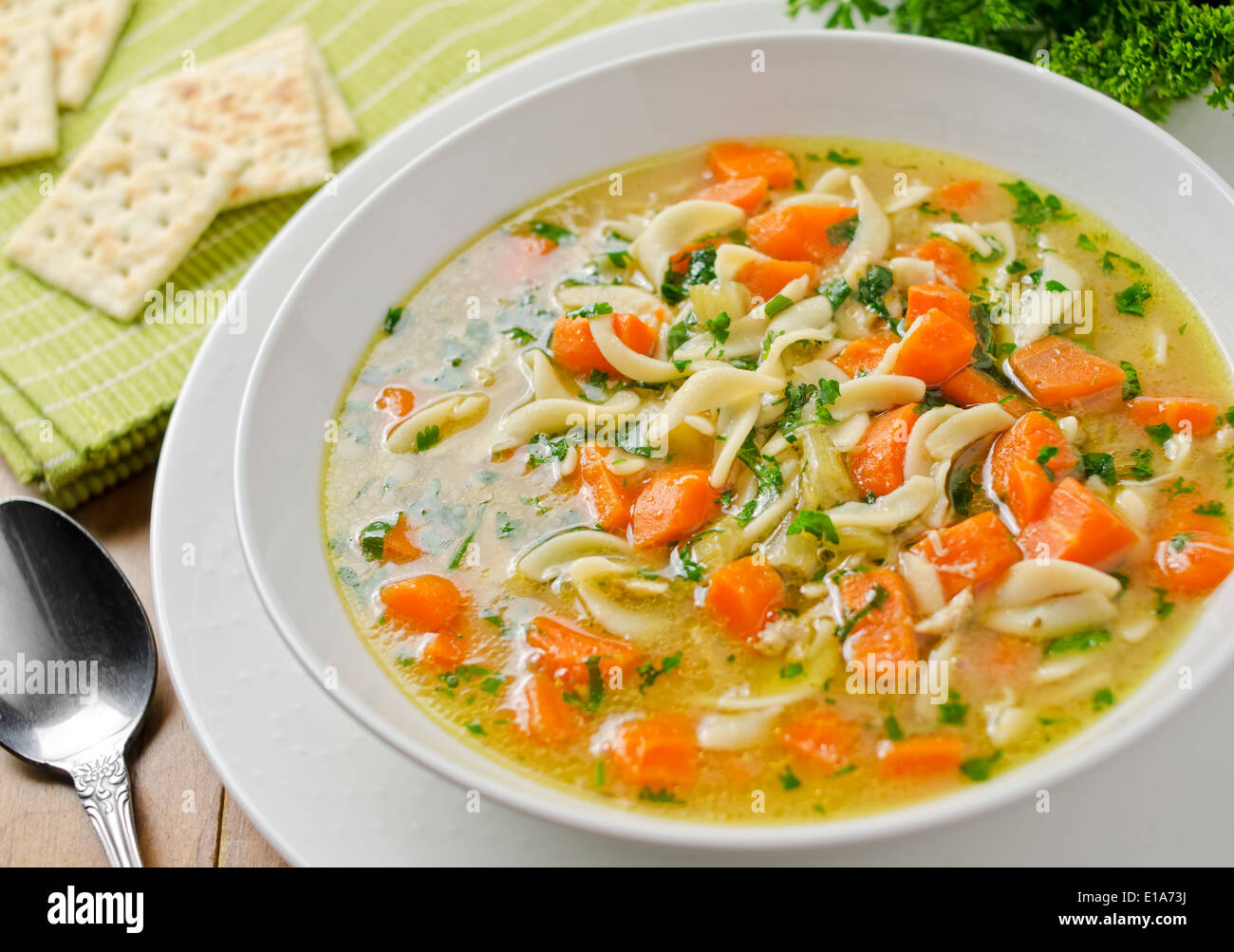 Sostanziosa fatti in casa zuppa di noodle al pollo con soda cracker. Foto Stock