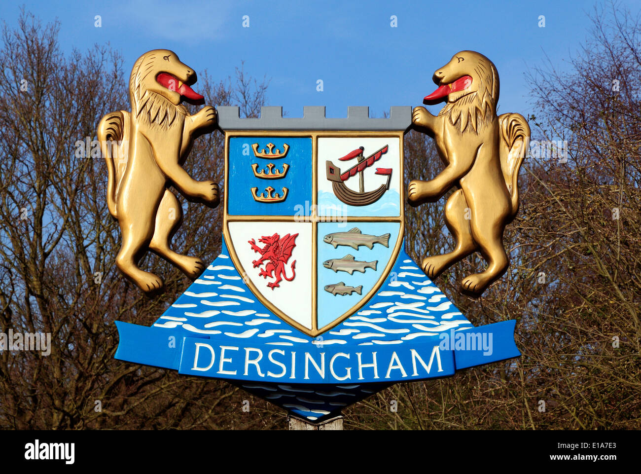Villaggio Dersingham segno, NORFOLK REGNO UNITO Inghilterra segni 2 due leoni rampanti araldica scudo araldico segni inglese Foto Stock