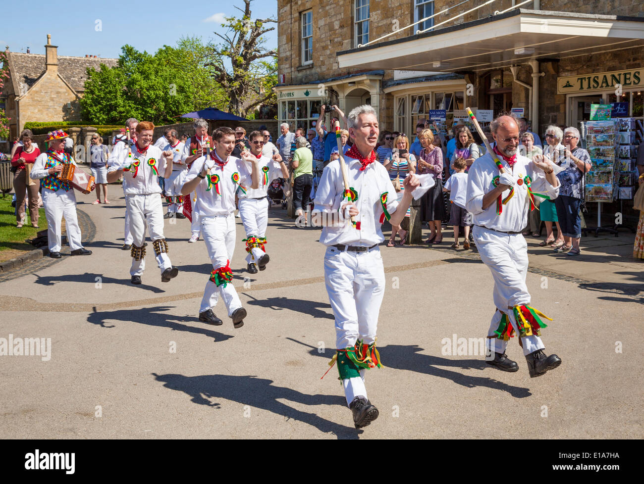 Morris Dancing nel Cotswolds Village di Broadway, The Cotswolds, Worcestershire, Inghilterra, Regno Unito, UE, Europa Foto Stock