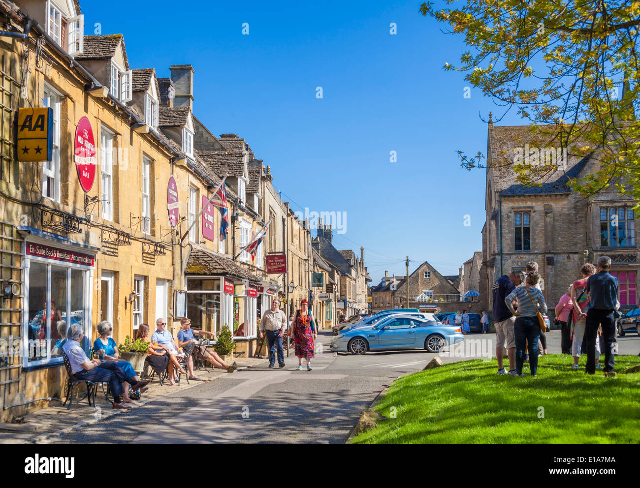 Cotswolds Village di Stow on the Wold Old Stocks Hotel in the Market Square, Stow on the Wold, Cotswolds, Gloucesterstershire, Inghilterra, Regno Unito, GB, Europa Foto Stock