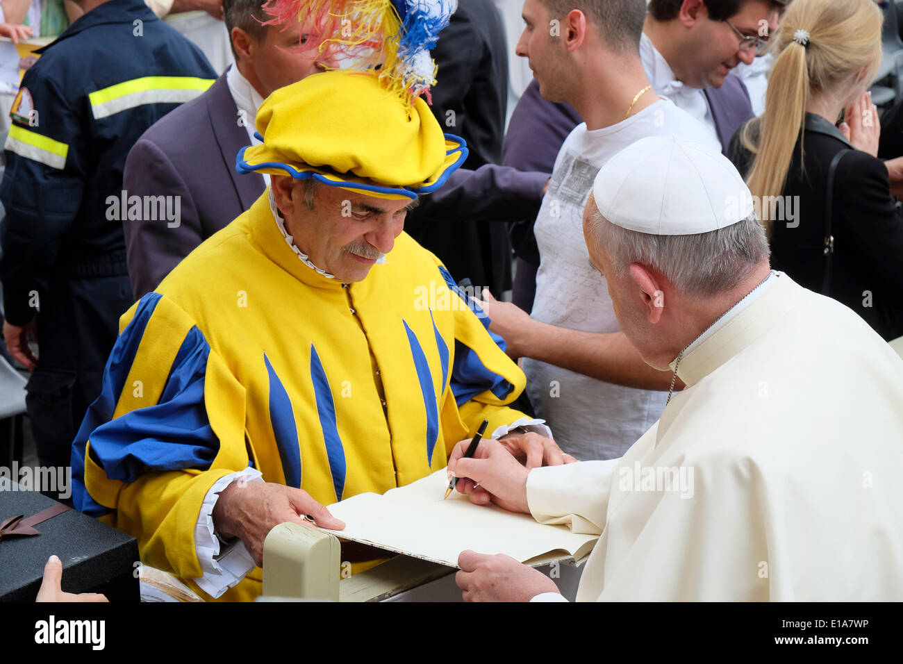 Città del Vaticano. Il 28 maggio 2014. I membri del calcio fiorentino (noto anche come il calcio storico "Calcio Storico') incontrare Papa Francesco durante l udienza generale del 28 maggio 2014 Credit: Davvero Facile Star/Alamy Live News Foto Stock