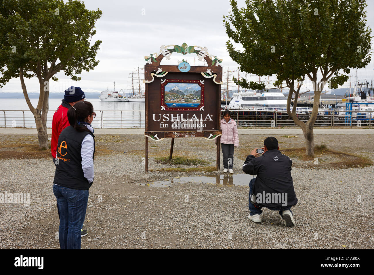 I turisti per scattare delle foto a Ushuaia fin del mundo fine del mondo segno Argentina Foto Stock