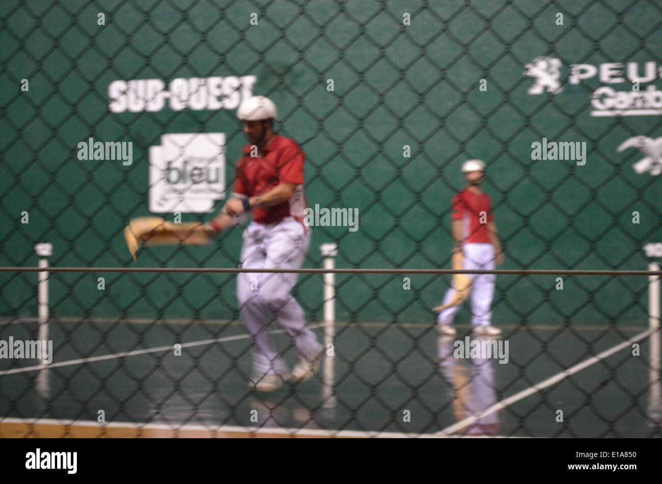 Uomo che gioca lo sport basco di Jai alai in un evento nella città francese di Biarritz Foto Stock