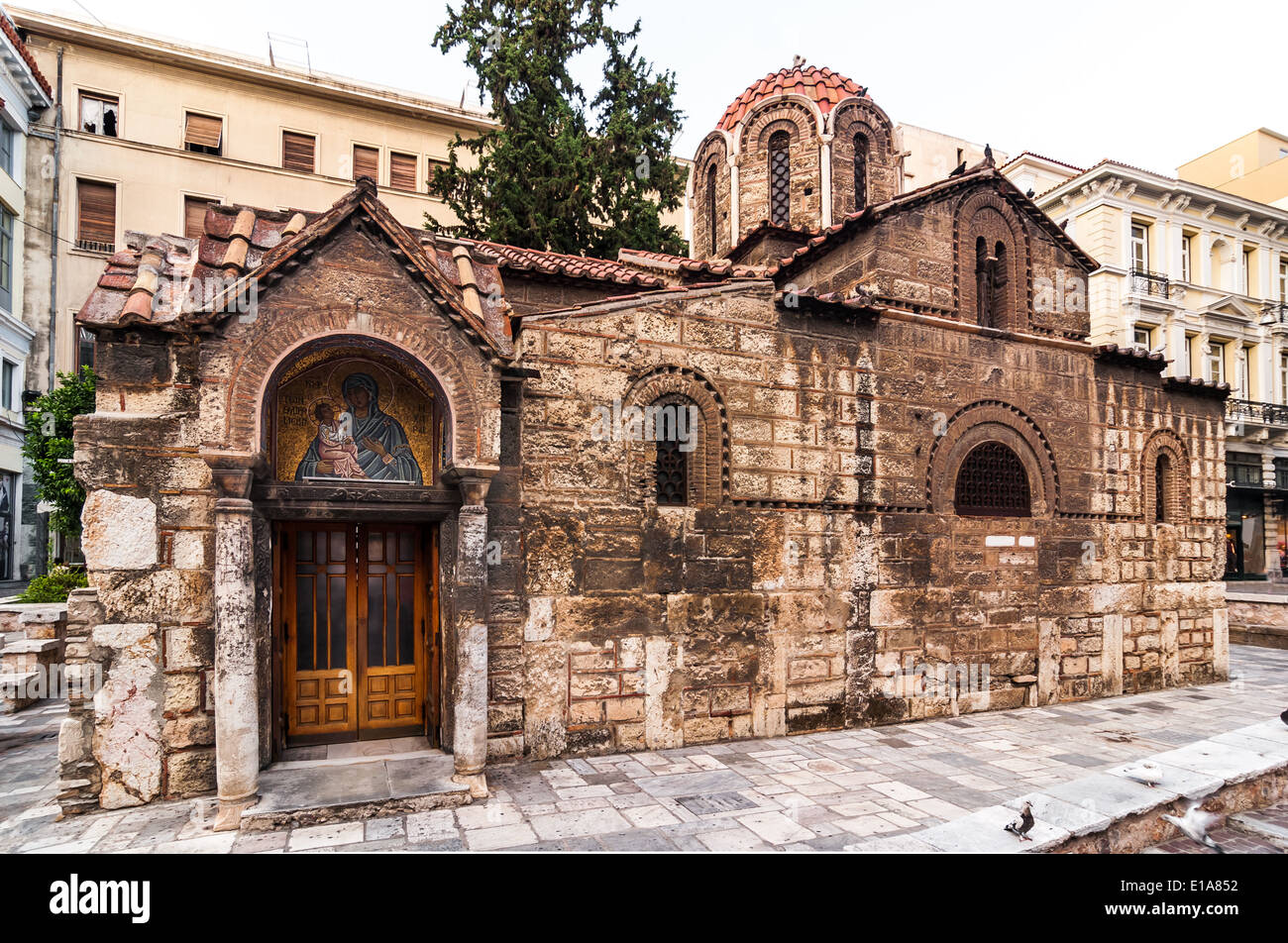 Atene, Grecia. La chiesa di Panaghia Kapnikarea è una chiesa greco-ortodossa e una delle chiese più antiche della città Foto Stock