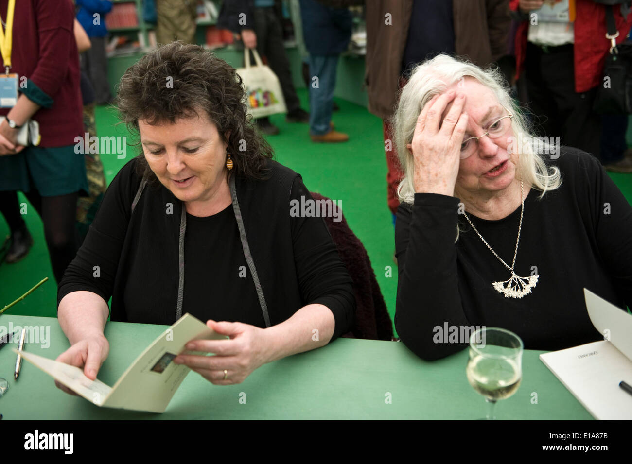 Poeti Carol Ann Duffy & Gillian Clarke libro firma a Hay Festival 2014. Hay on Wye Powys Wales UK ©Jeff Morgan Foto Stock