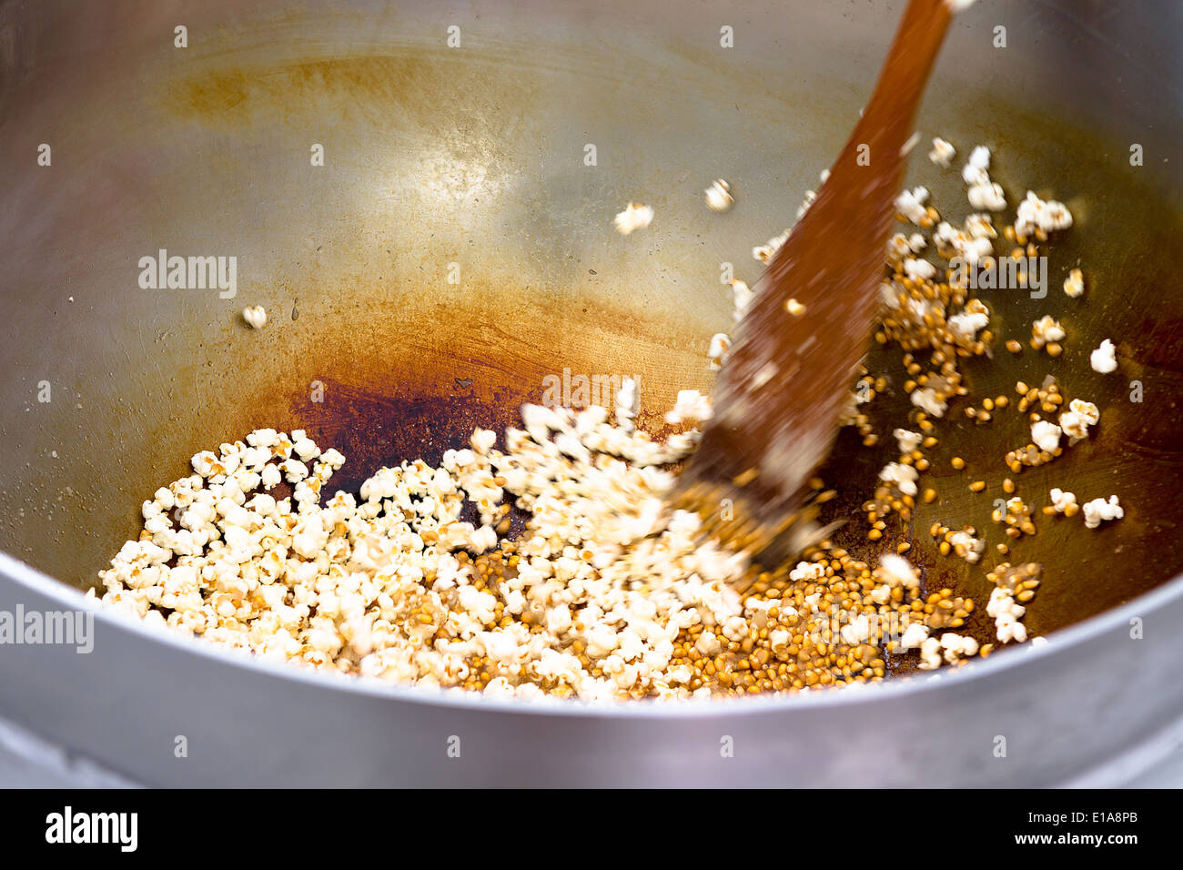 Il Popcorn sono in fase di riscaldamento e di arrivare a un grado tale che essi non possono prendere più e il pop Foto Stock