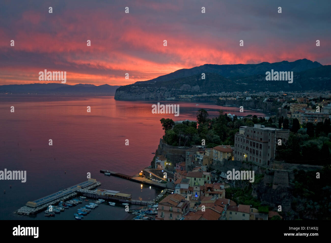 Un fuoco di alba con red sky su Sorrento e sul golfo di Napoli, Italia Foto Stock
