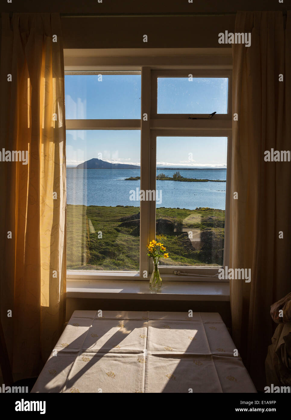 Finestra Immagine con Mt. Vindbelgur, Lago Myvatn, Islanda Foto Stock