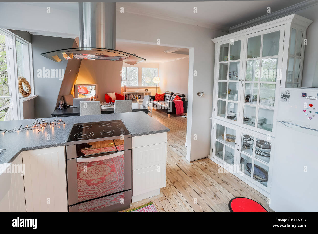 Cucina in piccolo appartamento al piano superiore di una casa. Foto Stock