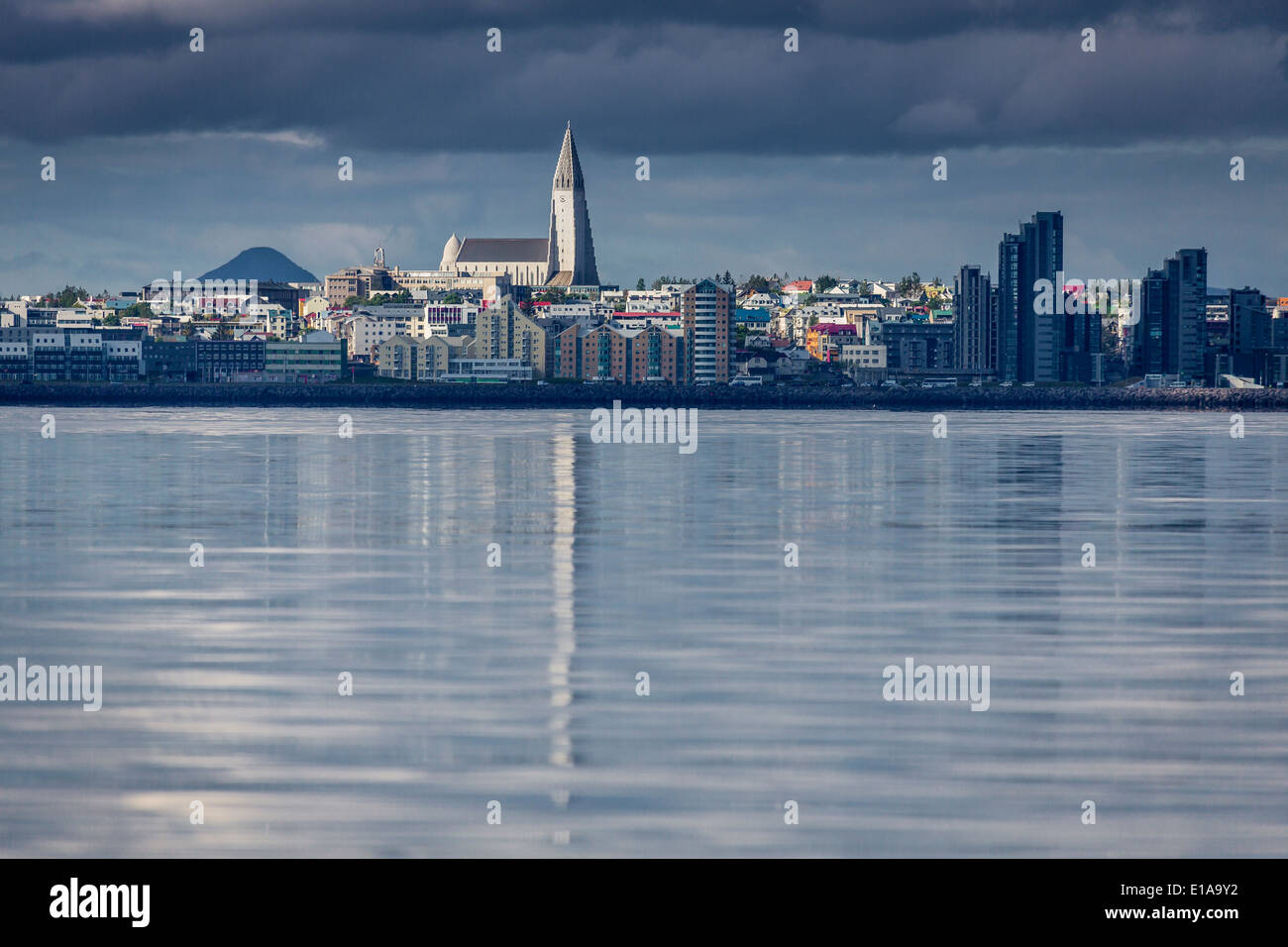 Reykjavik con chiesa hallgrimskirkja, Islanda. Foto Stock
