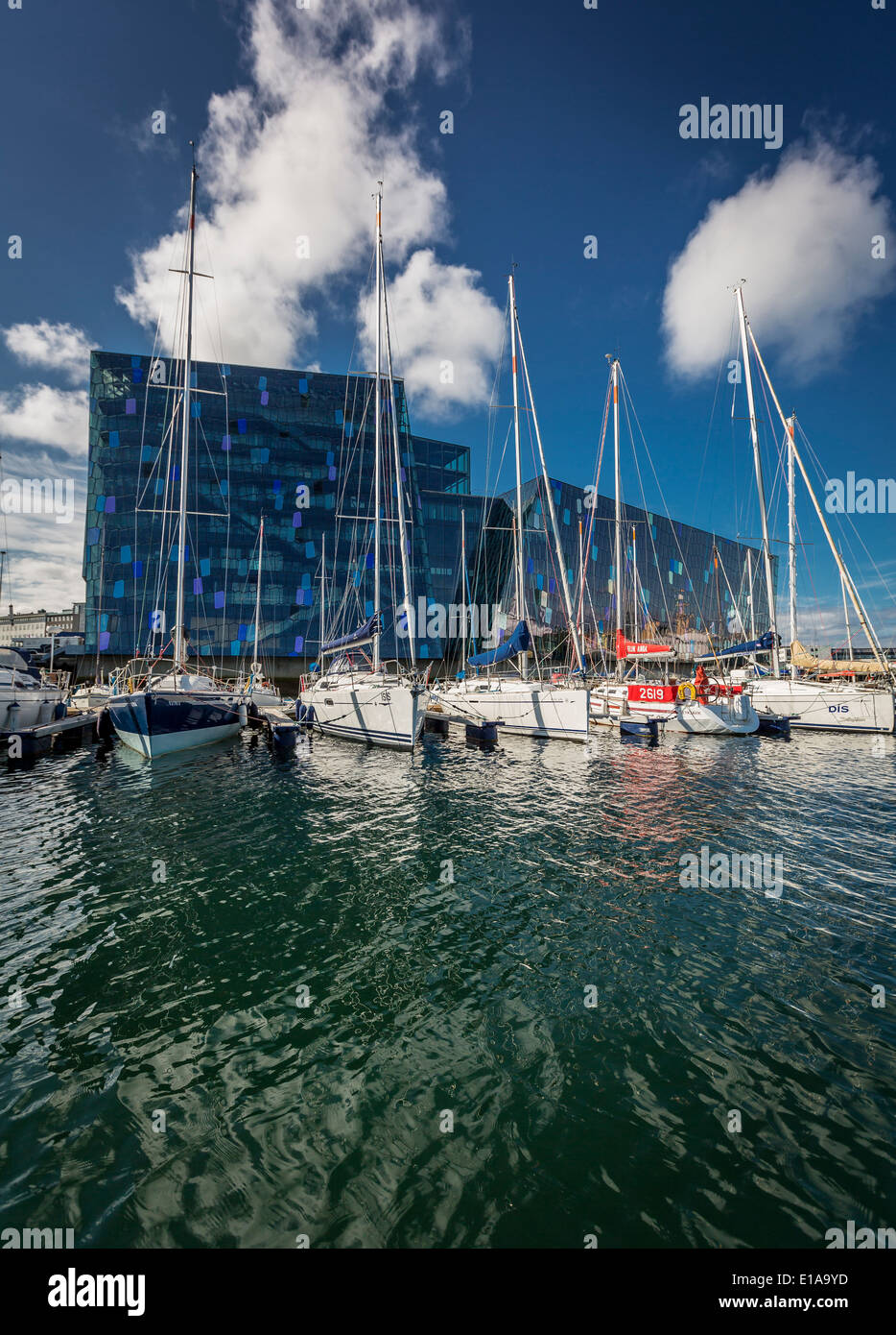 Porto di Reykjavik con barche a vela e concerto di harpa e convention center, Reykjavik, Islanda Foto Stock