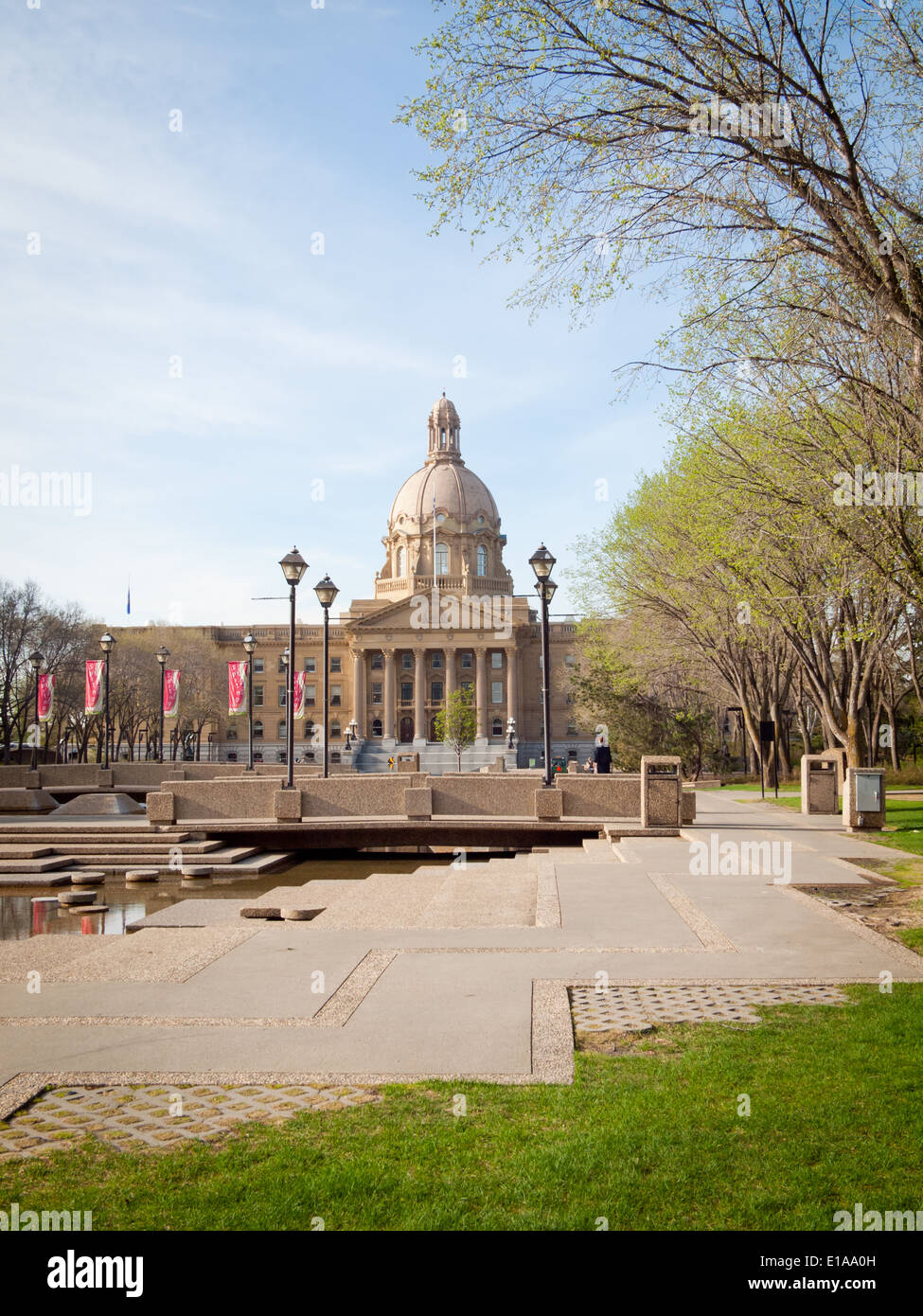 Una molla vista del legislatore Alberta Building e di Alberta legislatura motivi in Edmonton, Alberta, Canada. Foto Stock