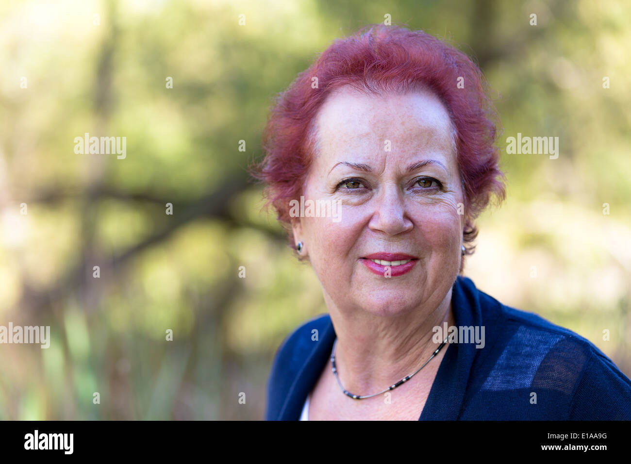Senior donna dando un autentico, trustful e sguardo determinato Foto Stock