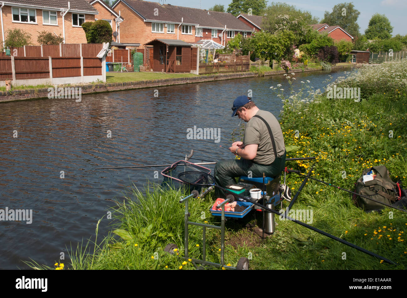 Un weekend pescatore sulla Staffordshire e Worcestershire Canal nel Black Country, Inghilterra Foto Stock