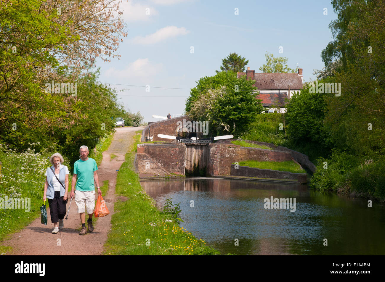 Alzaia e blocca in Staffordshire e Worcestershire Canal Foto Stock