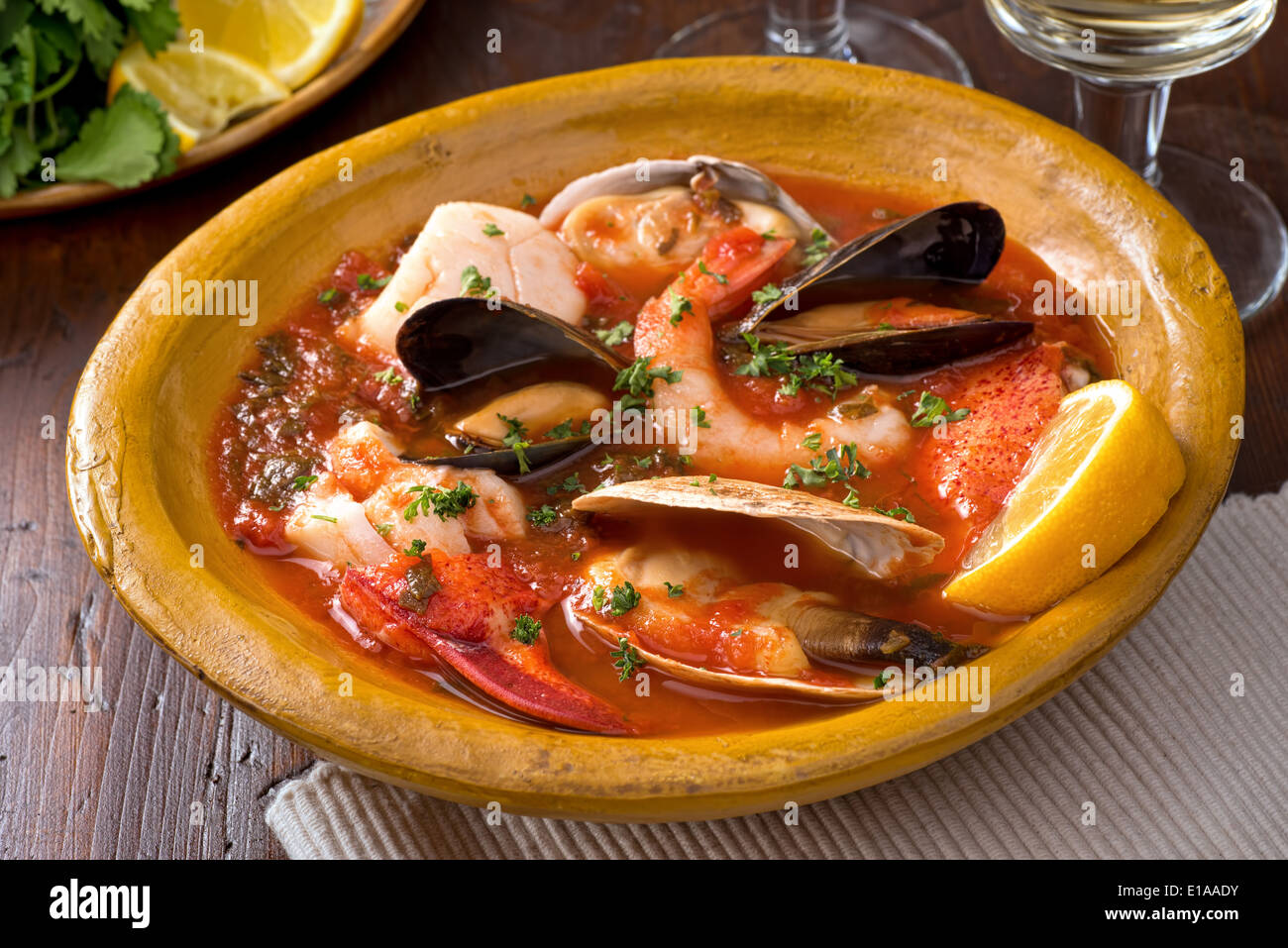 Una tazza abbondante di rustico Mediterraneo stufato di pesce con aragoste, gamberi, cozze, vongole, capesante e il pesce bianco. Foto Stock