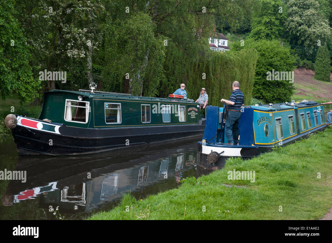 Narrowboats passando in Staffordshire e Worcestershire Canal nel Black Country, Inghilterra Foto Stock