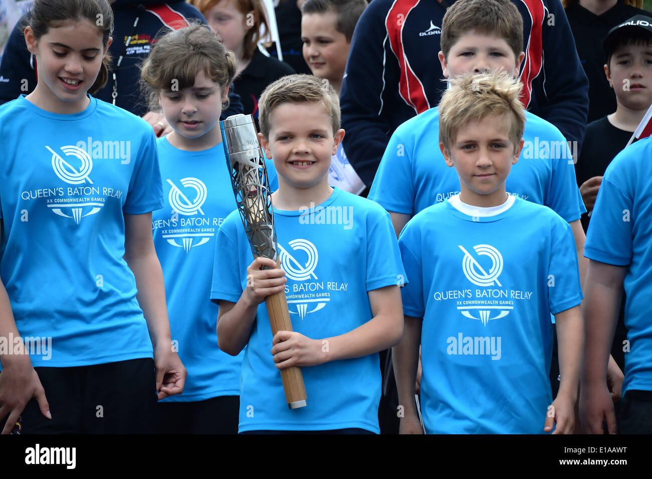 Aberaeron, Wales, Regno Unito. Il 28 maggio 2014. Danial Owen 11 porta il Queen's Baton oltre il ponte in legno Aberaeron West Wales come go . intorno al porto inizio alle 13:30 il 18 maggio 2014 Credit: Andrew chittock/Alamy Live News Foto Stock