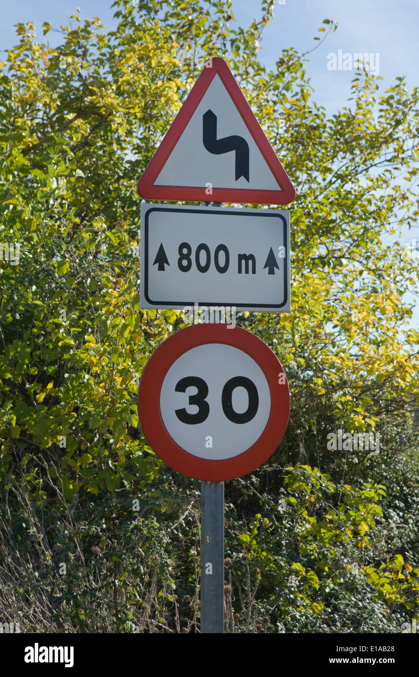 Segnale di avvertimento per indicare le curve a gomito in avanti in un passaggio della foresta, Caceres, Spagna Foto Stock