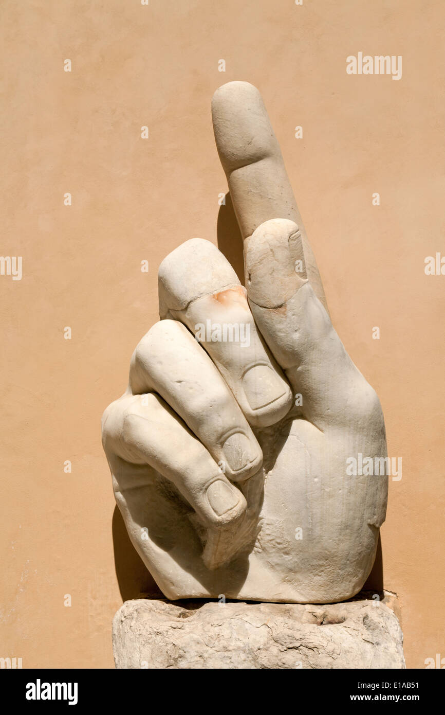 Imponente scultura a mano dell'Imperatore Costantino con il dito puntato verso l'alto, Musei Capitolini, Roma Italia Foto Stock