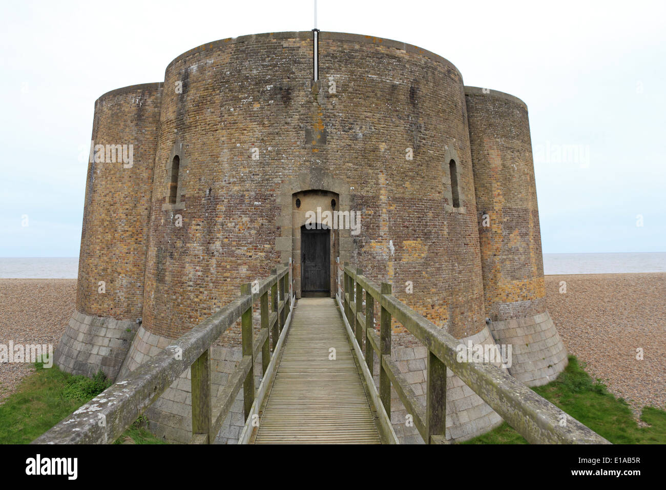 Un unico quatrefoil Martello Tower sorge presso l'istmo di allo spiedo a Aldeburgh, Suffolk, Inghilterra, Regno Unito. Foto Stock