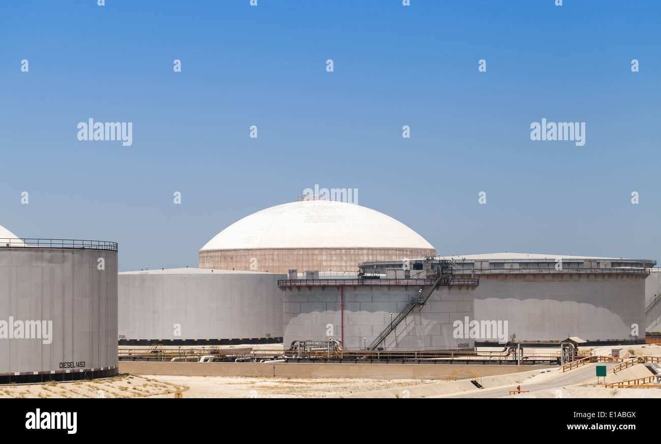 Gruppo di grandi serbatoi di olio. Ras Tanura terminale, Arabia Saudita Foto Stock