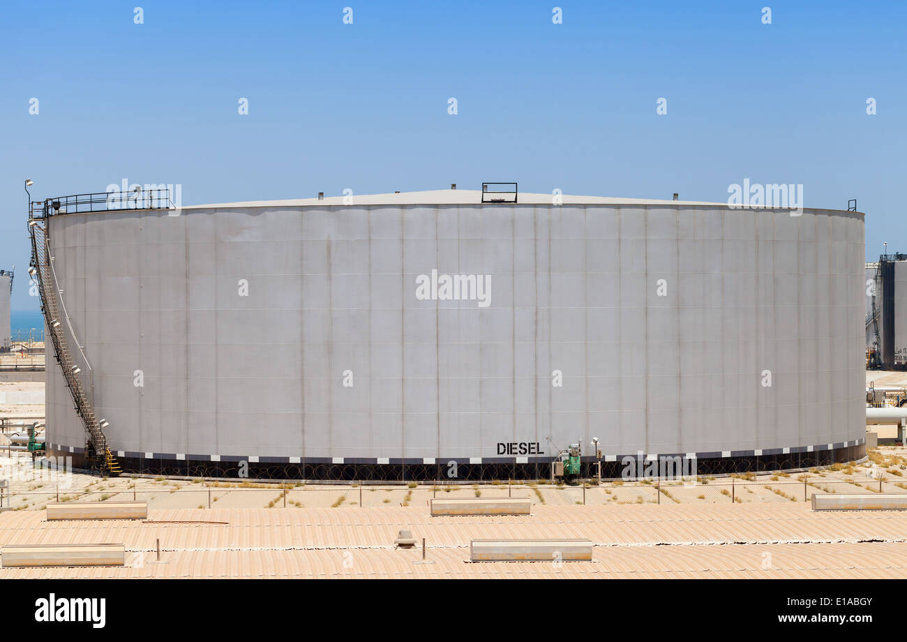 Grigio grande serbatoio con gasolio in Arabia Saudita Foto Stock