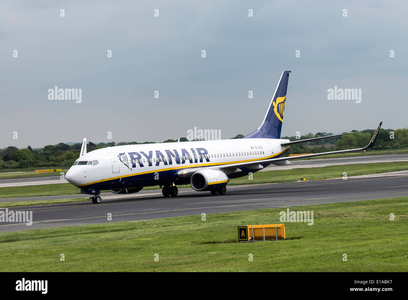 Ryanair Boeing 737-8come alette aereo di linea EI-DLD rullaggio all'Aeroporto Internazionale di Manchester Inghilterra England Regno Unito Regno Unito Foto Stock